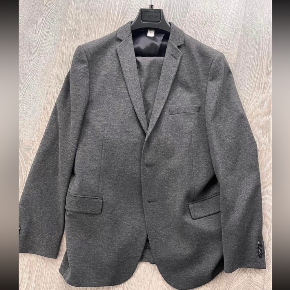 Tip Top Men’s Grey Suit (42R and 32Wx30L)